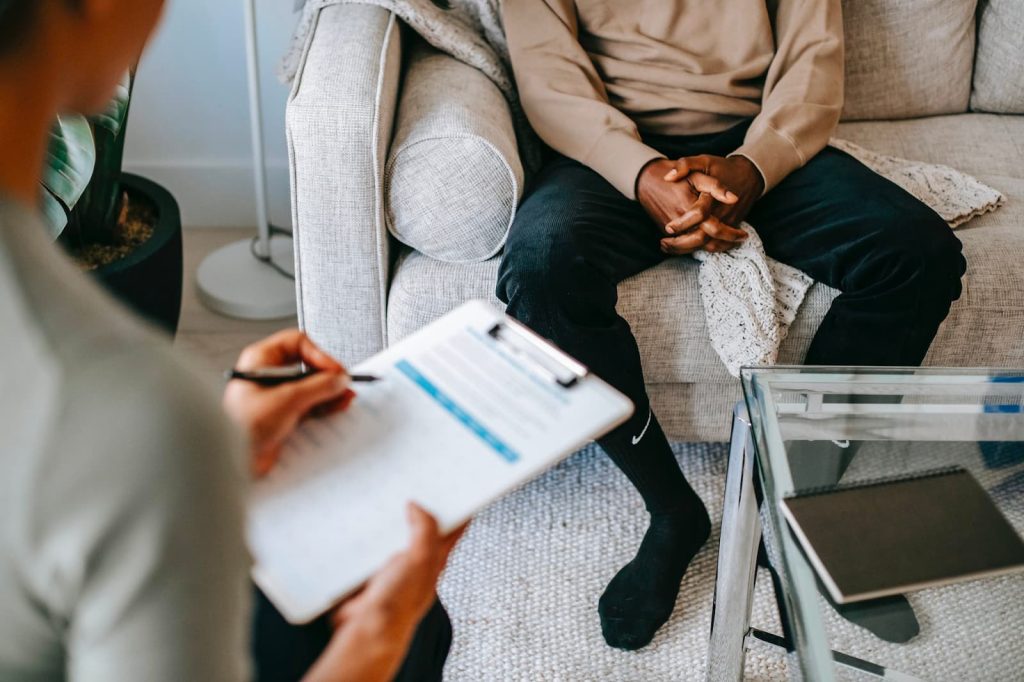 6 Pieces Of Advice You Will Get Only From A Great Therapist 3 discus with psychologist